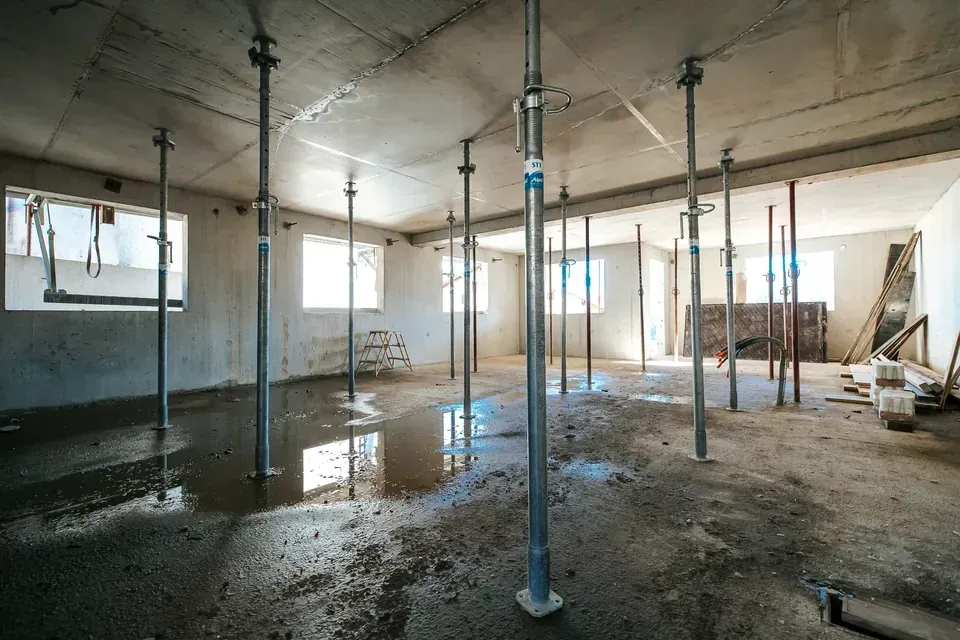 Intérieur d'un local étayé après reprise de structure