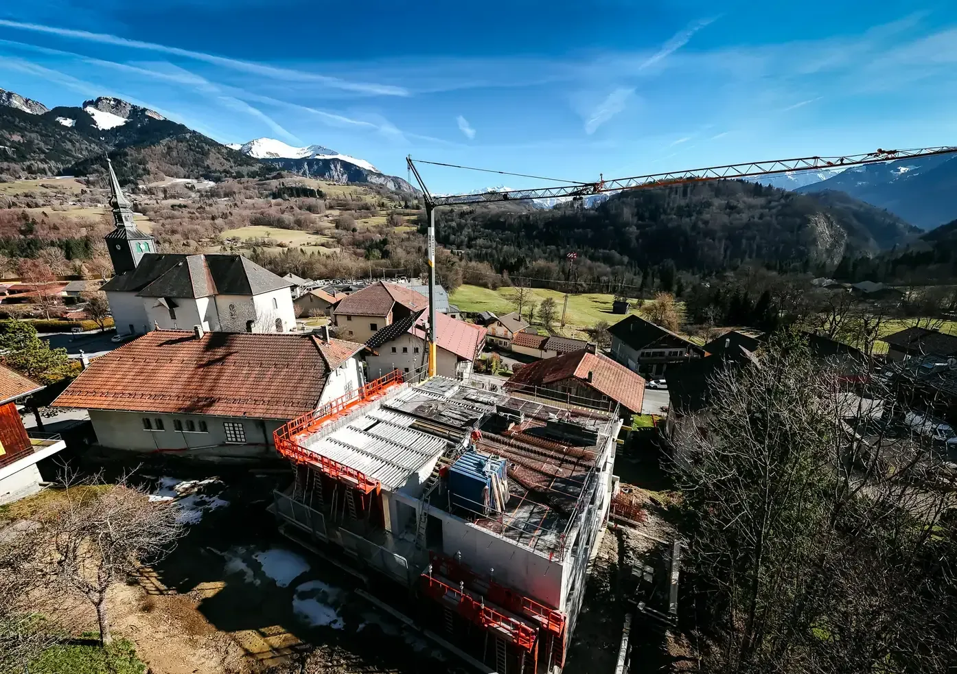 Vue aérienne d'un chalet en construction dans un village de Haute-Savoie