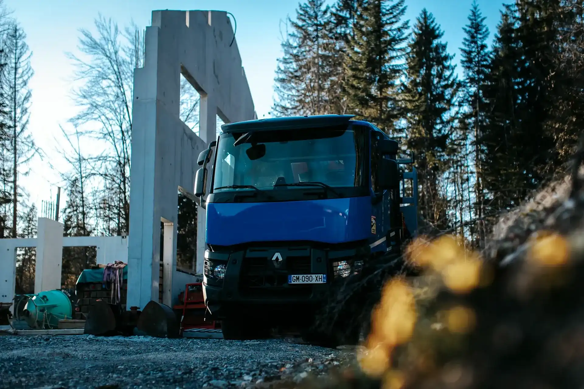 Camion Renault de l'entreprise livrant des matériaux au pied d'un chantier