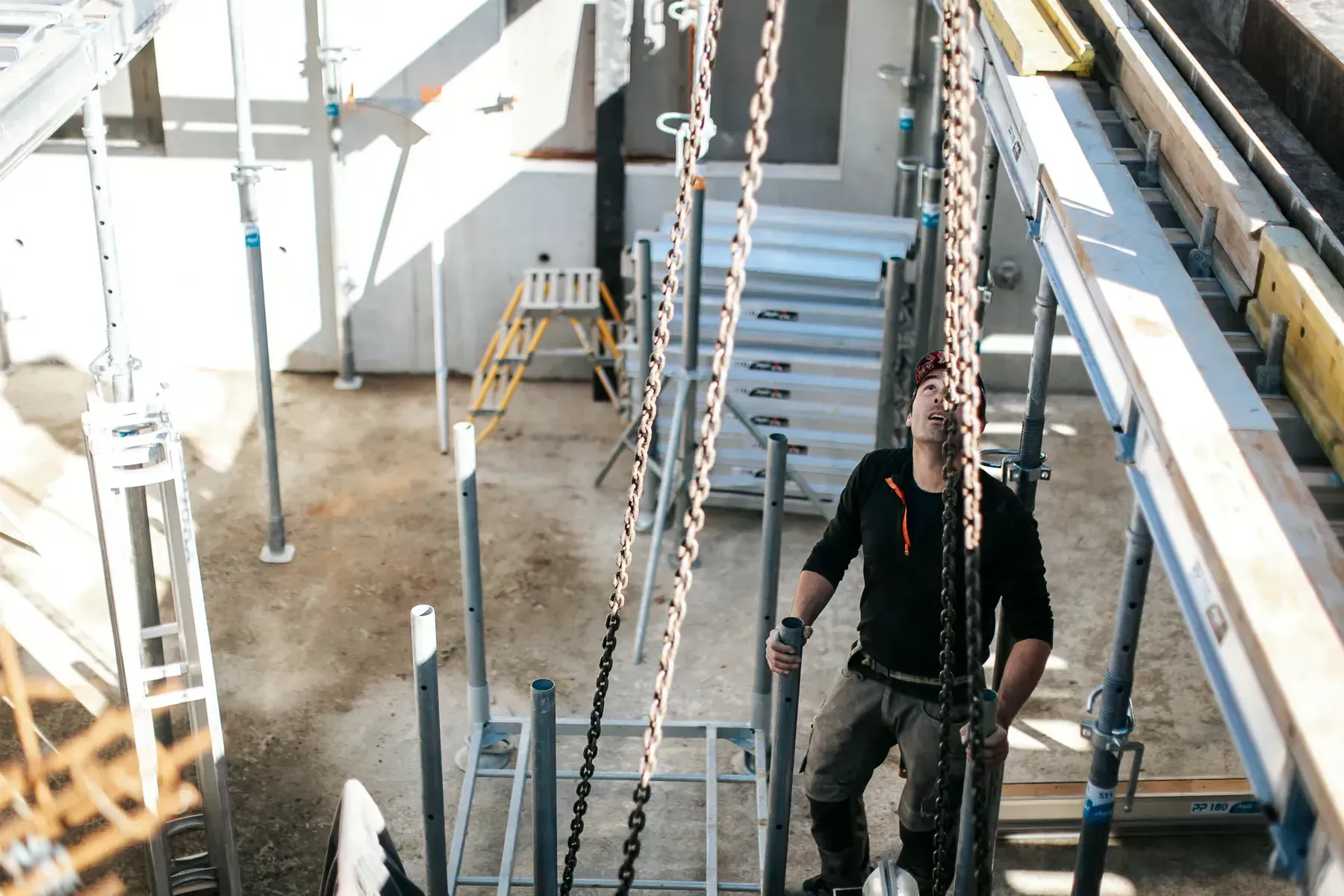 Maçon près d'un palan de chantier lors d'une opération de levage