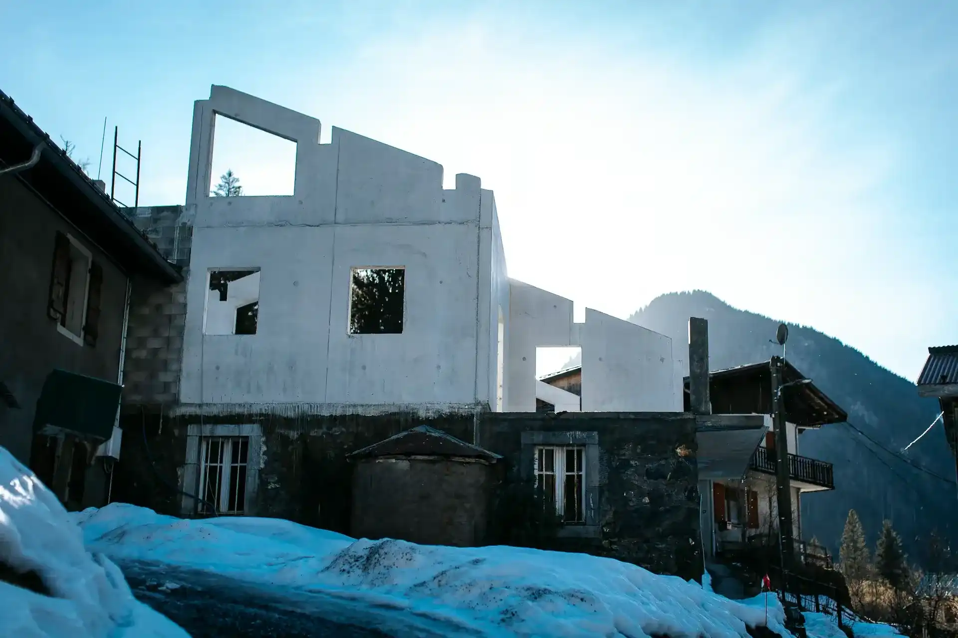 Bâtiment ancien en cours de rénovation et d'agrandissement, sous la neige