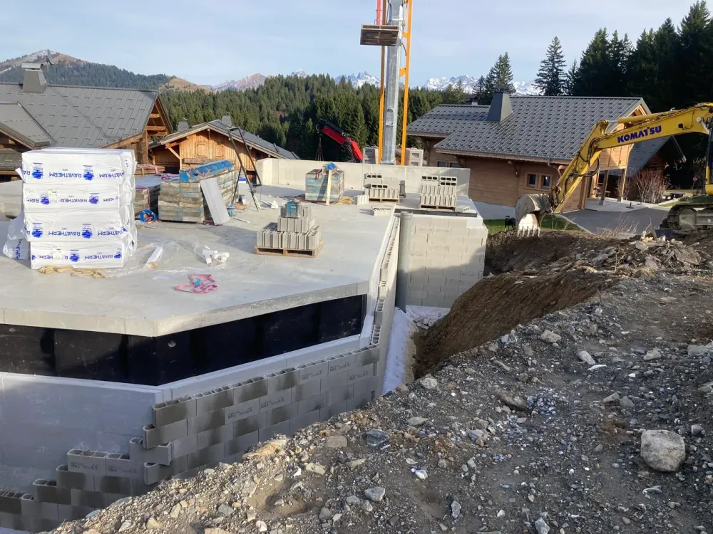 Blocs béton et drainage posés le long des fondations